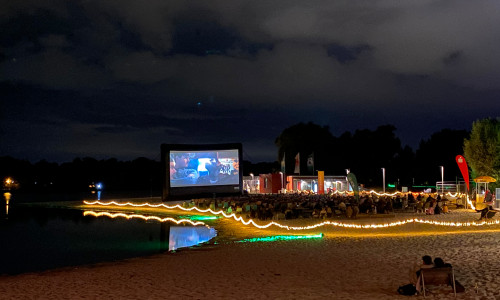 Besucherinnen und Besucher erwarten Blockbuster in Strandatmosphäre.