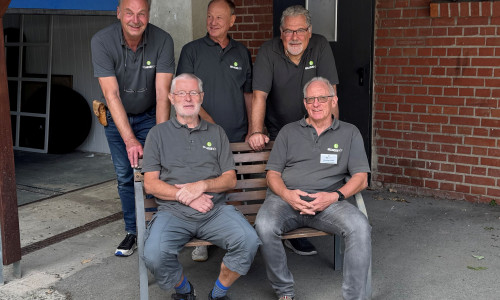 Das Team der Handwerklichen Hof-Hilfe (v.l.n.r. Michael Rehn, Lothar Acker, Ralf Kraupner, Christian Hunger, Henning Krähe, nicht im Bild Heinrich Macke-Lowin, Lutz Kragel).