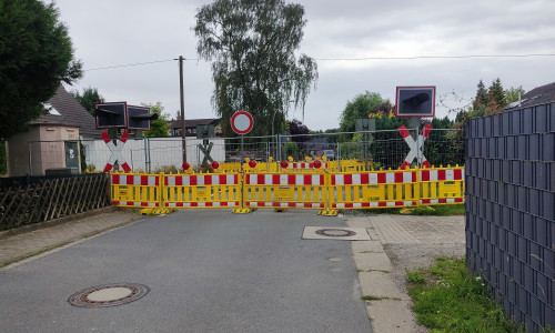 Der Bahnübergang in der Straße Auf dem Anger ist derzeit gesperrt.