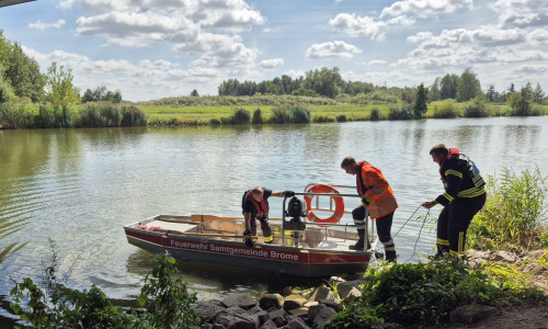 Auch das Mehrzweckboot der Gemeindefeuerwehr Brome kam zum Einsatz.