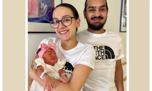 Die glücklichen Eltern Paula Ruiz und Ibrain Memedoski mit ihrer kleinen Melek, deren Geburt die 1.000 im Klinikum Wolfsburg in diesem Jahr war.