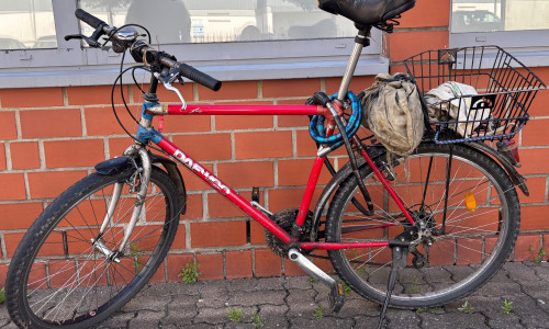 Mit diesem Fahrrad soll der Mann zu dem Geschäft gefahren sein.