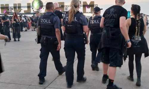 Die Finanzkontrolle Schwarzarbeit des Hauptzollamts Braunschweig war am Samstag den 09. August mit 51 Kontrollbeamten auf dem Festivalgelände im Einsatz