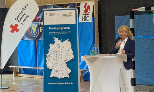 Goslars Oberbürgermeisterin Urte Schwerdtner eröffnet die Mehrzweckhalle Hahndorf.
