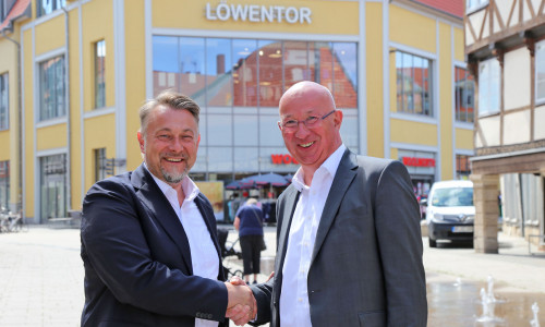 Bürgermeister Ivica Lukanic (links) und Detlev Quidde mit dem Löwentor im Hintergrund.