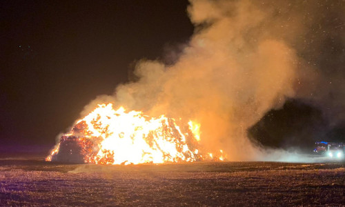 In der Nacht zum Mittwoch stand zwischen Klein Oesingen und Lingwedel eine Strohmiete mit rund 200 Quaderballen in Vollbrand.