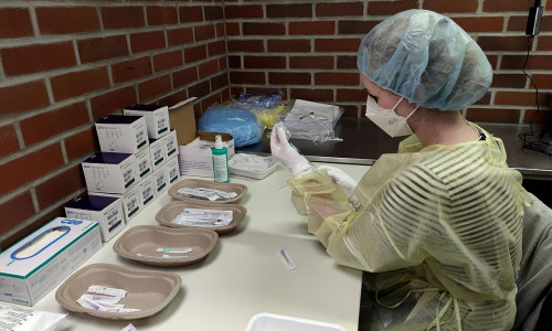 Impfspritzen werden aufgezogen (Archiv)