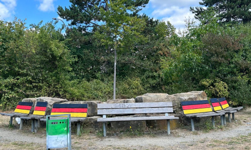 Bemalte Parkbänke auf dem Hügel am Ludgeriteich.