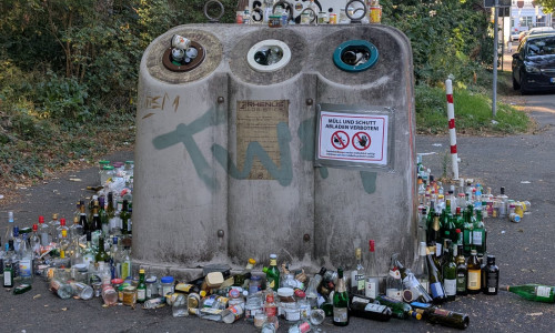 So sah der Altglascontainer am Harztorwall am Dienstagmorgen aus.