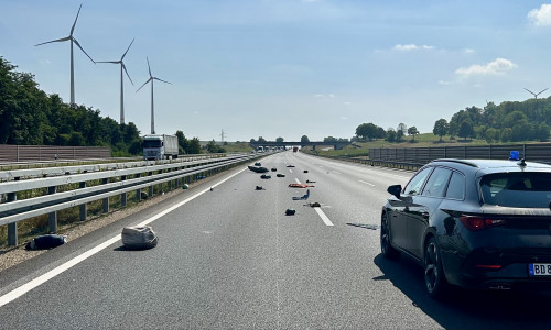 Die Dachbox eines Dachgepäckträgers hatte sich auf der A7 entladen.
