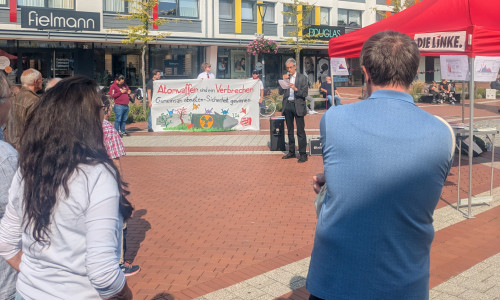 Mehr als 20 Menschen nahmen an der Mahnwache teil.