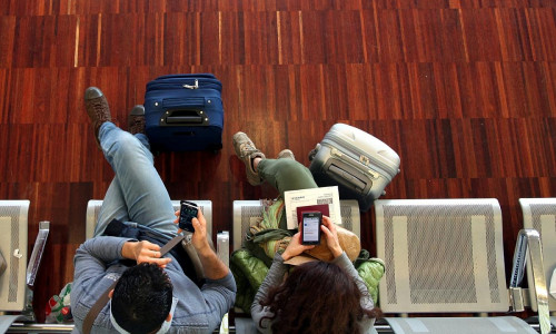 Ein Pärchen wartet am Flughafen