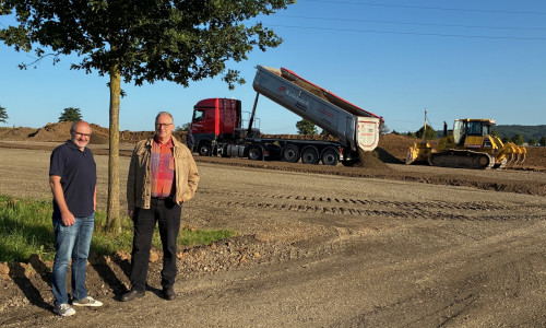 Frank Oesterhelweg (Vorsitzender des Fördervereins und Geschäftsführer der Lenkungsgruppe des Archäologie- und Landschaftsparks Pfalz Werla) und Sven Volkers (Bau- und Umweltdezernent des Landkreises Wolfenbüttel und Lenkungsgruppenmitglied) bei der Besichtigung der Parkplatz-Baustelle an der Kaiserpfalz Werla. 