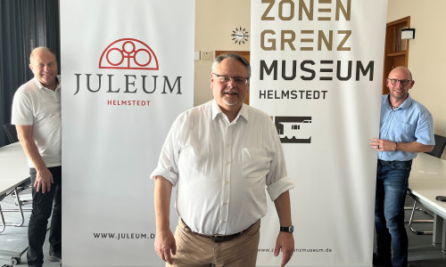Landrat Gerhard Radeck, Museumsleiter Dr. Matthias Meinhardt und Christian Ulrich (Geschäftsbereich Schule, Kultur und Sport) präsentieren die neuen Wort-Bild-Marken für das Zonengrenzmuseum und das Juleum (v. li.).