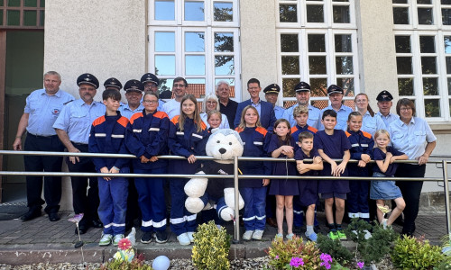 Gruppenfoto mit den Jugendlichen der neu eröffneten Jugendfeuerwehr Groß Gleidingen und ihrem Maskottchen, dem Wolf.