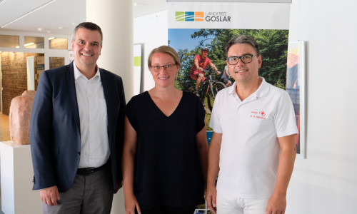 Mit 50.000 Euro fördert der Landkreis Goslar einen vollen Kassenarztsitz für das hausärztliche Versorgungszentrum „DIE PRAXIS“. Dr. Steffen Schmerer (rechts) und Dr. Bettina Stein nahmen den Förderbescheid von Landrat Dr. Alexander Saipa (links) im Kreishaus entgegen.