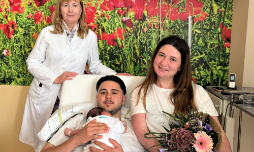Ein besonderer Moment: Die Familie Gencay mit ihrer neugeborenen Tochter zusammen mit Dr. Anna-Maria Kacprzyk, die herzlich zur 500. Geburt in diesem Jahr gratuliert.