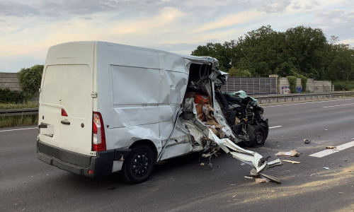Die Beifahrerseite wurde bei dem Unfall aufgerissen.