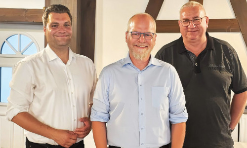 Tobias Breske, der Kandidat für das Amt des Gemeindebürgermeisters, und die beiden Vorsitzenden des CDU-Gemeindeverbandes Daniel Eimers (li.) und Frank Denecke (re.).