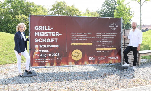  Claudia Kayser, Leiterin der Direktion Wolfsburg der Volksbank BRAWO, und Christian Fuchs, Geschäftsführer der Team 3 Event & Gastro GmbH, freuen sich auf viele Besucher nächsten Samstag auf der Grünfläche des BRAWO City Geländes.