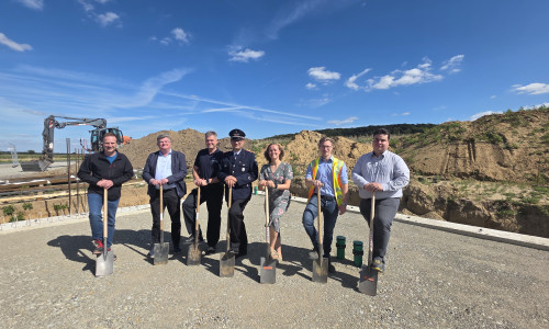 von links: Sachgebietsleiter Gebäude- und Liegenschaften Christian Siber Tischer., Bürgermeister Alexander Hoppe, Stadtbrandmeister Matthias van der Wall, Ortsbrandmeister Ralf Kotzmann. Ortsvorsteherin Marnie Ackermann, Bauleiter Jan-Hendrik Tegtmeyer-Ingenieurbüro Kuhn und Partner, Fachdienstleiter Bürgerdienste Sascha Kühne