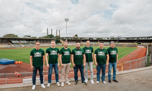 (von links): Gunnar Clauß (Leiter Fanservice, VfL Wolfsburg-Fußball GmbH), Marvin Minner (Fanvertreter), Dennis Weilmann (Oberbürgermeister Stadt Wolfsburg), Alexander Funke (Fanvertreter), Dr. Sebastian Rudolph (Aufsichtsratsvorsitzender VfL Wolfsburg-Fußball GmbH und Leiter Volkswagen Konzernkommunikation), Henning Schillmöller (Vorstand VfL Wolfsburg e.V.), Wolfgang Hotze (Aufsichtsratsvorsitzender VfL Wolfsburg e.V.).