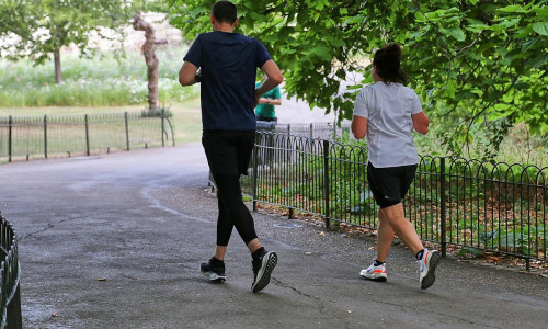 Jogger in einem Park (Archiv)