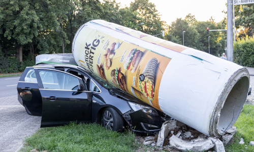 Die Litfaßsäule stürzte auf den Opel.