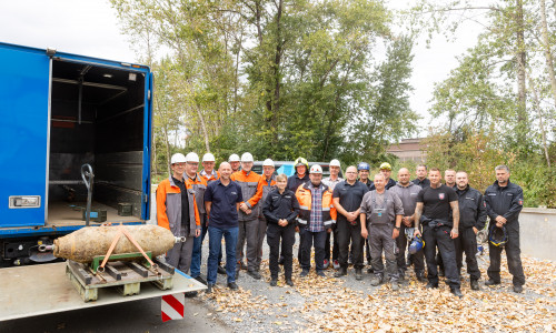 Vertreter aller beteiligten Stellen nach der Entschärfung: Salzgitter-Konzern, Stadt Salzgitter, Kampfmittelbeseitigung, Polizei und Feuerwehr.