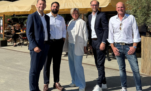 Eröffnung der "Finca & Bar Celona" im Allerpark, v. l. Wolfsburger Oberbürgermeister Dennis Weilmann, Bican Tam (Betriebsleiter der „Finca & Bar Celona“), Claudia Busch (Expansion & Bau, Celona Gastro GmbH), Jens Hofschröer (Wirtschaftsdezernent und WMG-Geschäftsführer) und Oliver Boyke (Immobilien-Eigentümer)