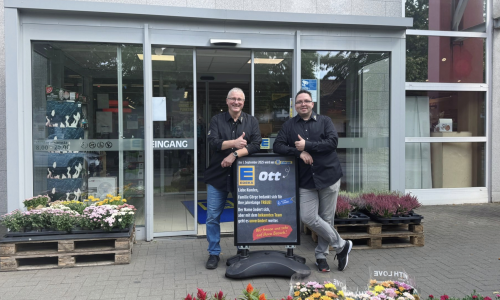 Der neue Inhaber Christian Ott (rechts) und Marktleiter Markus Brühl (links) freuen sich, die Kunden ab dem 1. September im künftigen Edeka Ott begrüßen zu dürfen.