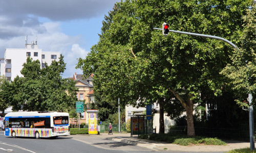 Vorfahrt für den Bus: An der Haltestelle Grüner Platz erkennt die Ampelanlage das Funksignal des abfahrbereiten Busses in der Haltebucht – und schaltet für ihn auf grün.