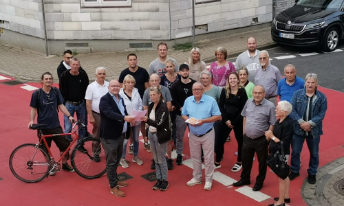  Betroffene Anwohner übergaben den CDU-Politikern Marc Angerstein und Andreas Meißler 105 Protestbriefe mit 186 Unterschriften für eine Überarbeitung der aktuell geltenden Regelungen. 