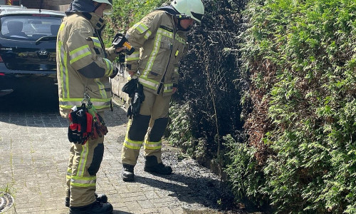 Kontrolle der Brandstelle in Ahlten mit einer Wärmebildkamera (Archiv)