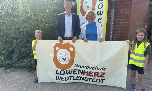 Bürgermeister Tobias Grünert, Schulleiterin Mechthild Schwinn und Schüler der Grundschule Löwenherz in Wedtlenstedt.