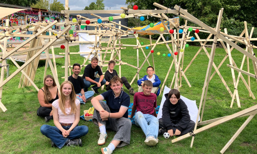 Mit Dachlatten, Spanngummis und Teamwork entstanden beim Baukulturcamp kreative, freie Raumkonstruktionen. 
