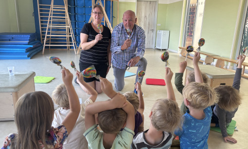 Für den Vorschlag „Auf den Lollies“ hat es nicht ganz gereicht... Besuch von Ortsbürgermeister Andreas Rink bei den Kindern und deren Erzieherin Bärbel Leymann in der Kita Varieta.
