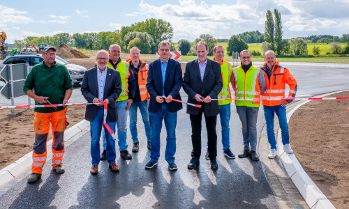 Gaben den neuen Kreisverkehr für den Verkehr frei: 2. von links: Jens Drake, Ortsbürgermeister Cremlingen (2.v.l.), Detlef Kaatz, Bürgermeister Gemeinde Cremlingen (5.v.l.), Torsten Ruhe, Leiter Tiefbaubetrieb im Landkreis Wolfenbüttel (6.v.l.), Thomas Schaaf, Leiter Fachbereich 5 Gemeinde Cremlingen (9.v.l.) sowie Vertretern aus Verwaltung und ausführender Baufirma.