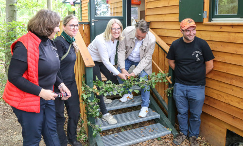 Mit der Gartenschere durchschnitten Inga Dixon, Vorsitzende des Sozialausschusses und Bürgermeister Ivica Lukanic die Ranke an der Eingangstreppe mit einer Gartenschere.