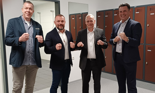 Maik Krüger (Bauverwaltung,), Andreas Strom (1. Vorsitzender des Boxclub), Ralf Böning (2. Vorsitzender), Bürgermeister Matthias Nerlich. 