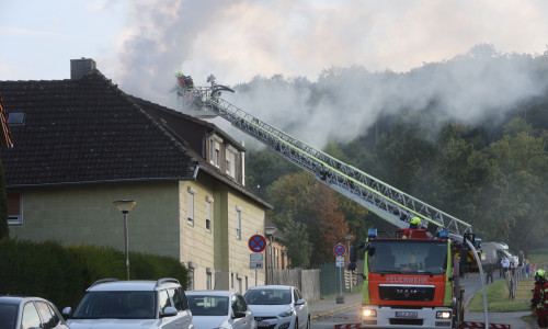 Der Brand wurde von außen und innen bekämpft.
