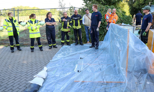 Die Einsatzkräfte übten auch den Aufbau des neuen Hochwasserschutzsystems.