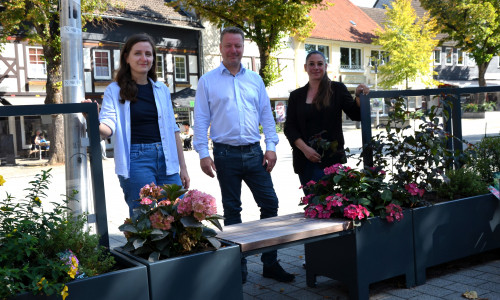 Jacqueline Arndt (WIS), Robert Kuttner und Diana Marteddu zeigen ein Beispielbild für die Gestaltung der Pflanzgefäße. 
