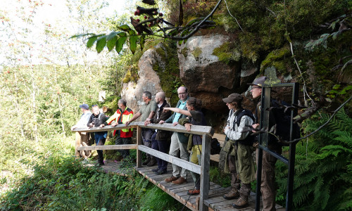 Umweltminister Christian Meyer (4.v.re.) nutzte die Gelegenheit, gemeinsam mit Nationalparkleiter Dr. Roland Pietsch und weiteren Gästen als einer der Ersten über den wieder freigegebenen Wanderweg zu gehen und die herrliche Aussicht dort zu genießen.