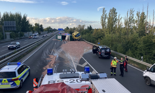 Die Autobahn bleibt noch mehrere Stunden gesperrt.