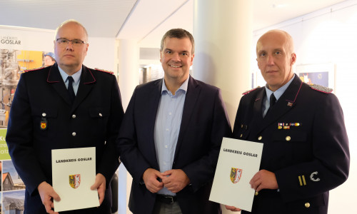 Udo Löprich (rechts) bildet als Kreisbrandmeister zusammen mit seinem Stellvertreter Christoph Schubert (links) das neue Führungsduo an der Spitze der Kreisfeuerwehr. Am Freitag erhielten sie ihre Ernennungsurkunden von Landrat Dr. Alexander Saipa (Mitte) im Kreishaus. 