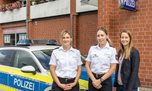 Louisa Vergien (Mitte) mit Maika Nordmeyer, Leiterin Einsatz in der Polizeiinspektion (links) und Kriminaldirektorin Imke Krysta.