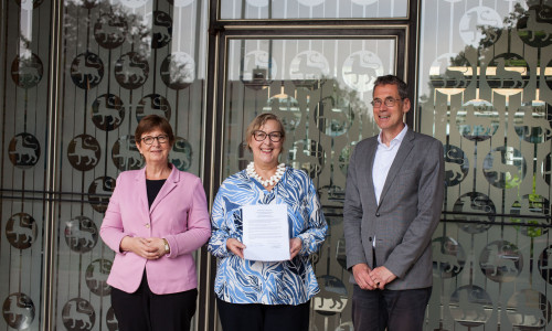 Dr. Sabine Graf (li.) und Dr. Elke-Vera Kotowski mit dem unterzeichneten Memorandum.