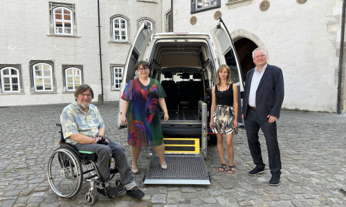 Kerstin Boysen (2.v.l), Geschäftsführende Gesellschafterin der Regenbogen Fahrdienst GmbH, ist bis zum Jahr 2028 weiterhin mit dem Angebot des Fahrdienstes für Menschen mit Behinderungen vom Landkreis Gifhorn beauftragt. 