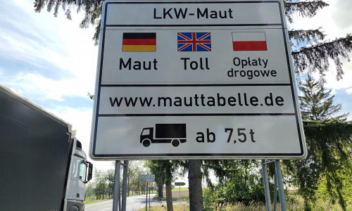 Hinweisschild auf LKW-Maut (Archiv)